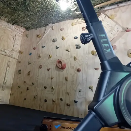 Bicicleta de la sala del tercer tiempo frente al rocódromo